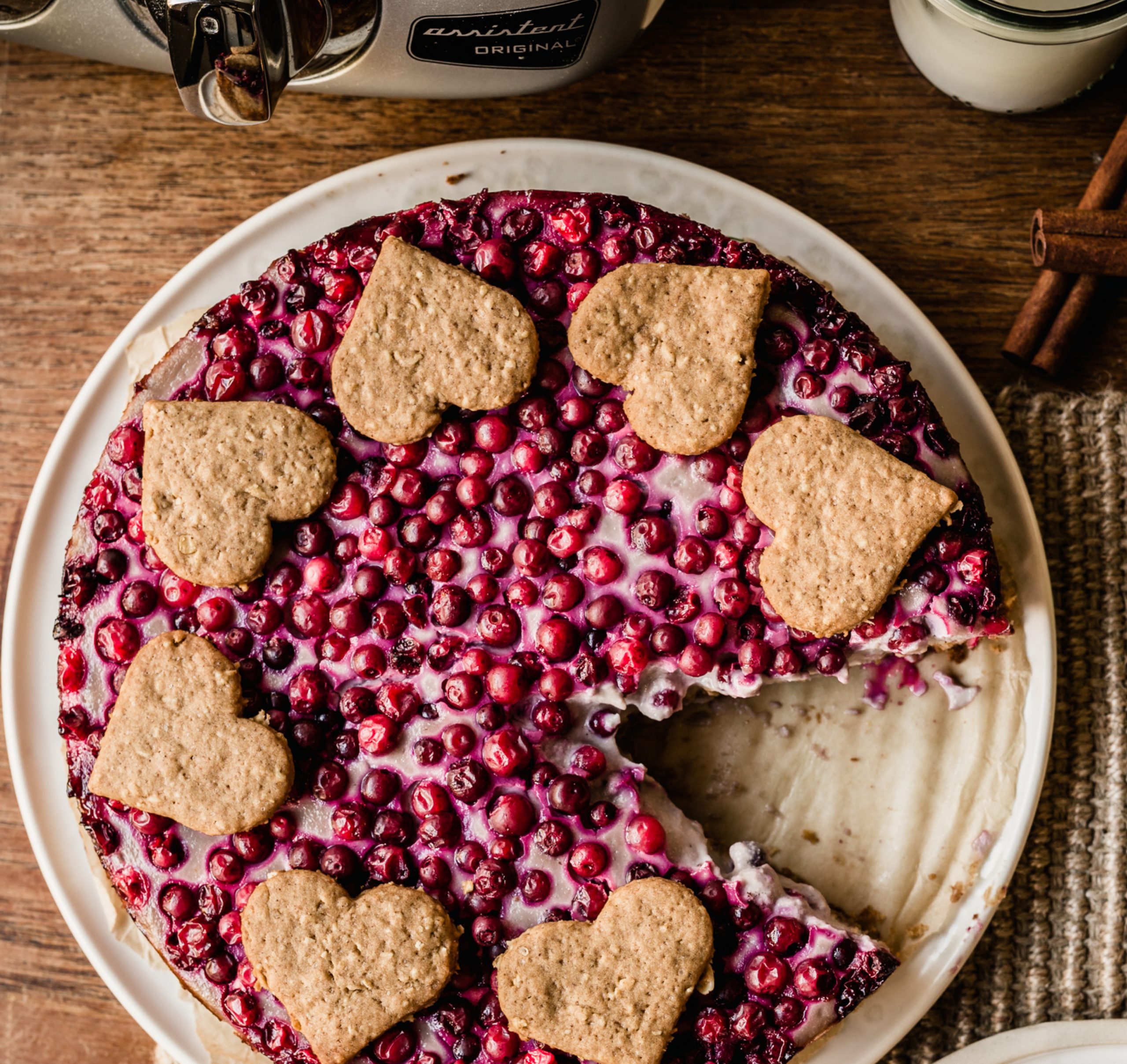 Veganer Weihnachtskäsekuchen mit Preiselbeeren